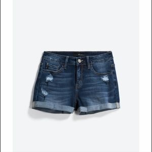 KAN CANIla Distressed Tacked Cuffed Short